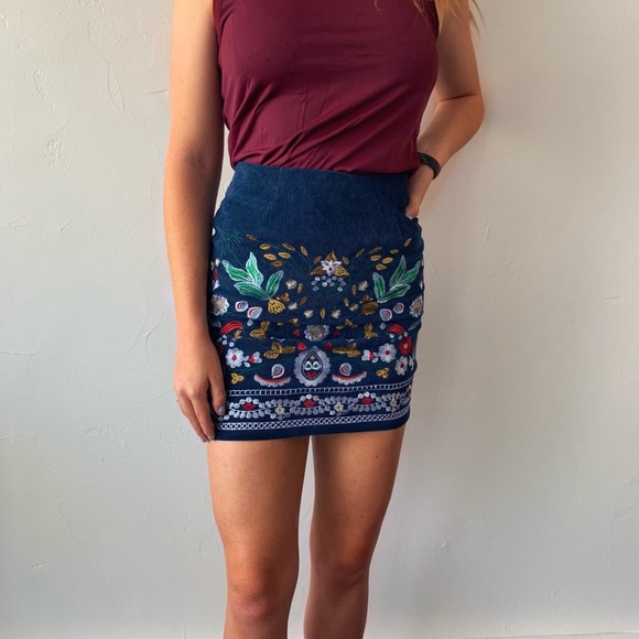 Embroidered skirt - Picture 3 of 3